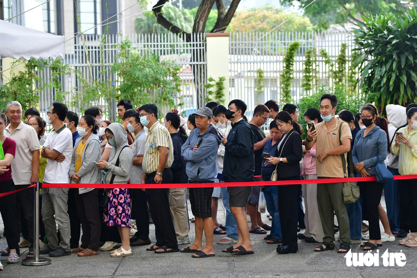 Sách giáo khoa vẫn thiếu, phụ huynh xếp hàng từ 4h sáng, chạy 7-10 nhà sách - Ảnh 9.