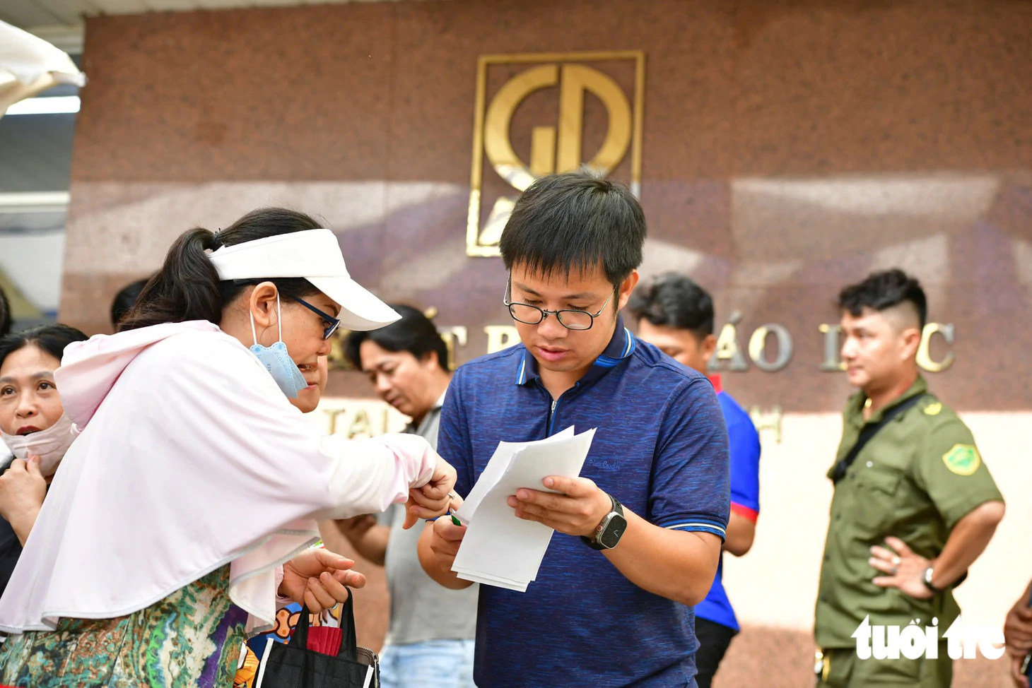 Sách giáo khoa vẫn thiếu, phụ huynh xếp hàng từ 4h sáng, chạy 7-10 nhà sách - Ảnh 12.