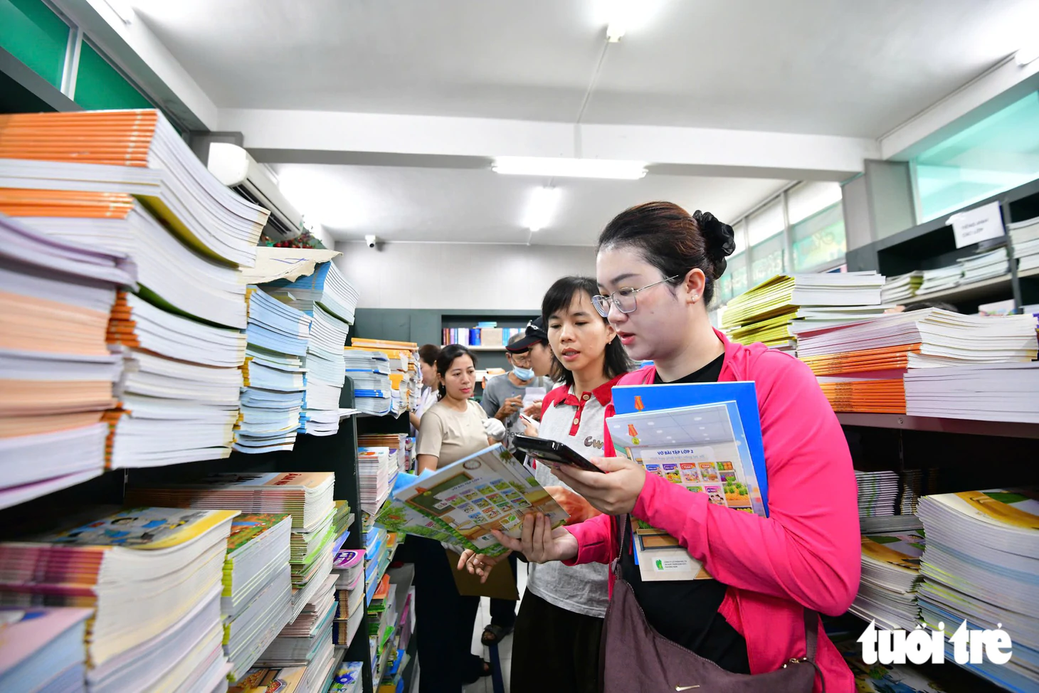 Sách giáo khoa vẫn thiếu, phụ huynh xếp hàng từ 4h sáng, chạy 7-10 nhà sách - Ảnh 14.