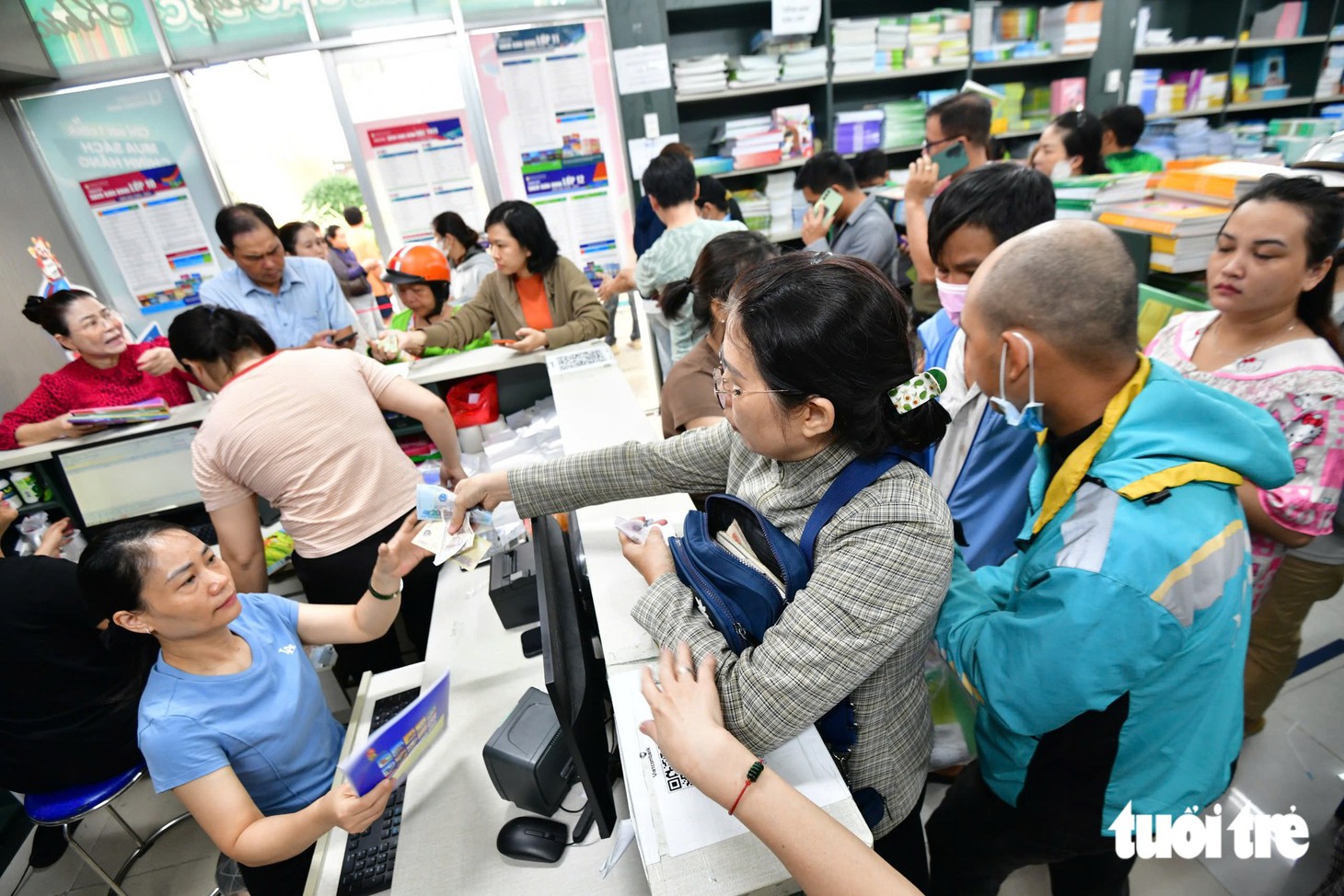 Sách giáo khoa vẫn thiếu, phụ huynh xếp hàng từ 4h sáng, chạy 7-10 nhà sách - Ảnh 15.
