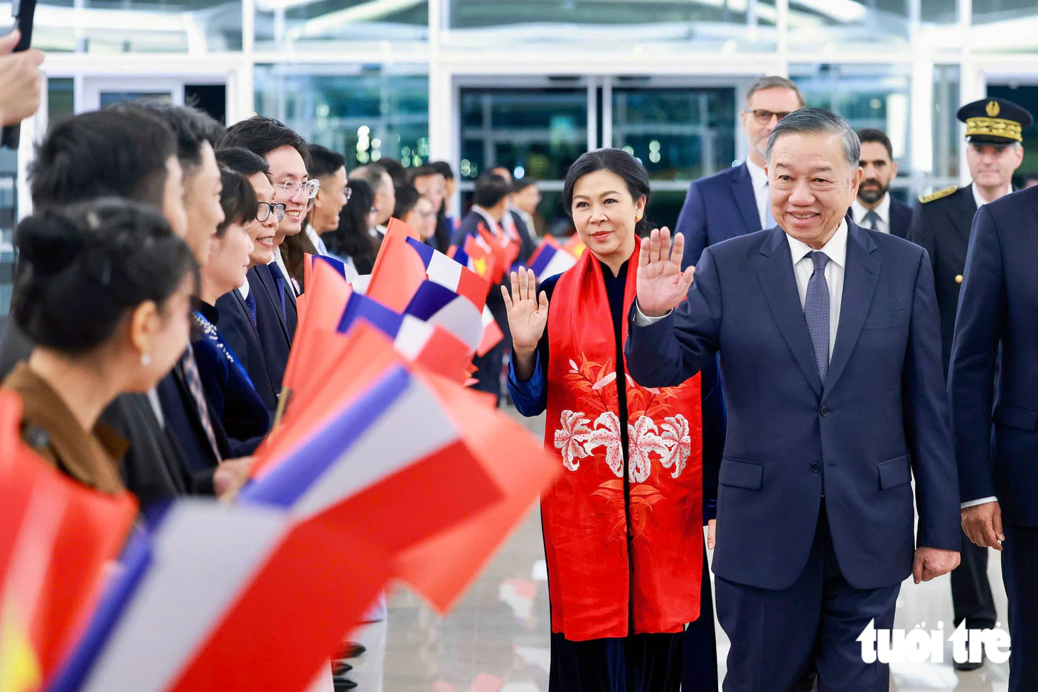 Tổng Bí thư, Chủ tịch nước Tô Lâm và Phu nhân đến Paris, bắt đầu thăm chính thức Pháp - Ảnh 1.