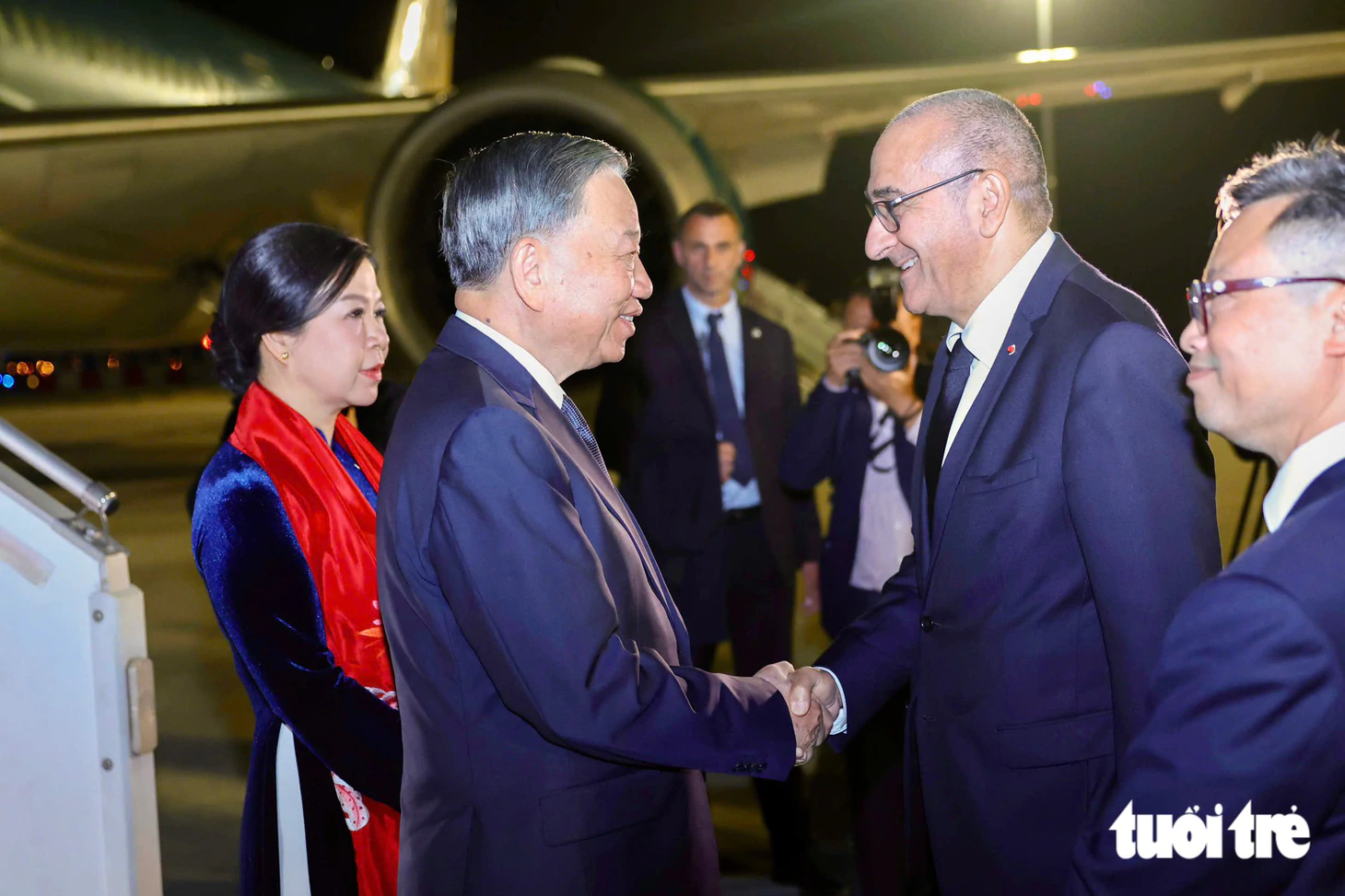 Tổng Bí thư, Chủ tịch nước Tô Lâm và Phu nhân đến Paris, bắt đầu thăm chính thức Pháp - Ảnh 3.