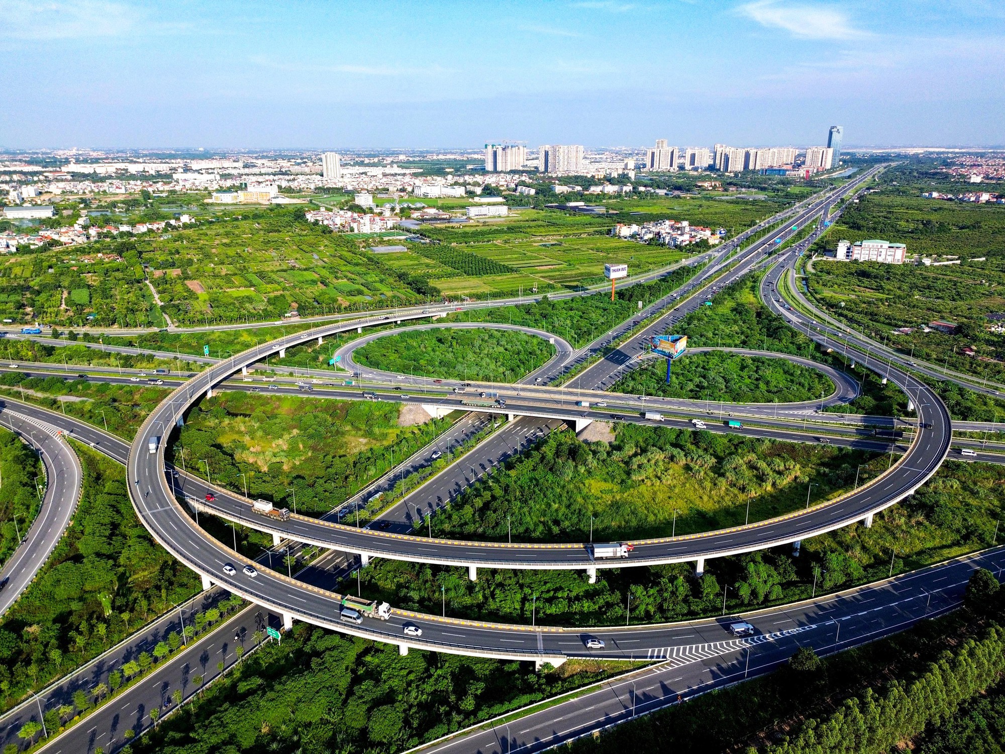 Góp ý văn kiện Đại hội Đảng XIV: Tăng nội lực, giảm phụ thuộc để tự chủ kinh tế - Ảnh 3.