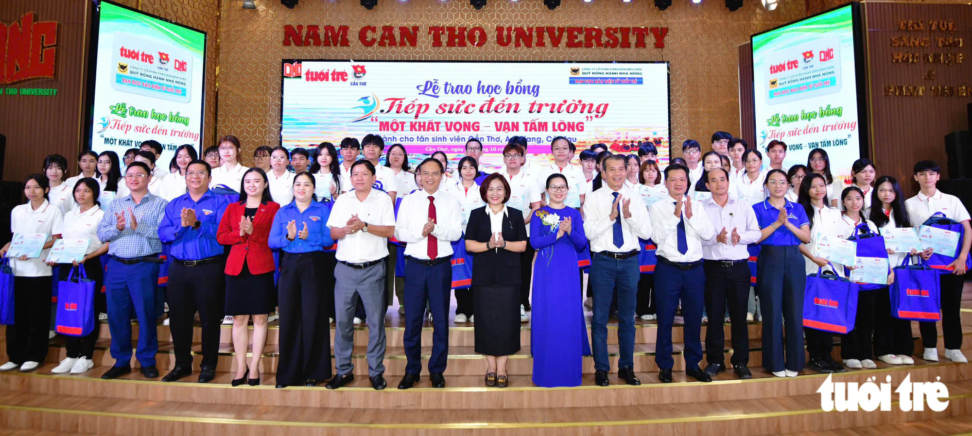 24 tỉ đồng trao tặng 1.247 tân SV 34 tỉnh thành; Hơn 2,2 tỉ đồng bạn đọc tặng tân SV trong các bài báo Tiếp sức đến trường - Ảnh 28.