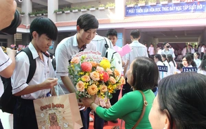 Học trò Trường THPT Nguyễn Hữu Thọ gửi lời chào tạm biệt 1000 ngày thanh xuân - Ảnh 25.