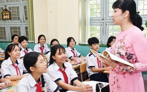 Học trò Trường THCS Phan Đăng Lưu trổ tài múa hát - Ảnh 2.