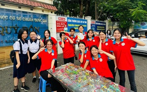 Chiến sĩ Hoa phượng đỏ tiếp sức các sĩ tử thi tuyển sinh lớp 10
