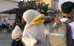 Teen đội mascot giữa nắng nóng động viên sĩ tử trong kỳ thi tuyển sinh lớp 10