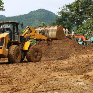 S&#7841;t l&#7903;, mưa bão gây thi&#7879;t h&#7841;i nhi&#7873;u nơi