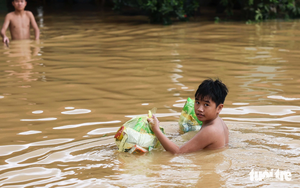 In Vietnam, grandmother cycles to bring 20kg of rice to flood relief effort despite own home being flooded- Ảnh 4.