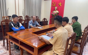 Vietnam ferry operator fined for carrying passengers across Red River during flood conditions- Ảnh 2.
