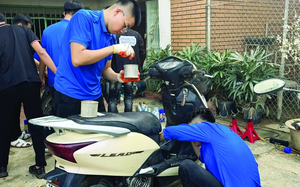 Vietnamese students repair flood-damaged motorbikes for free as central region recovers- Ảnh 2.