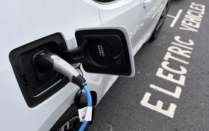Europe's auto industry future may be electric even after EU climbdown- Ảnh 1.