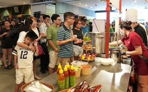 Phở sen, chén cơm nguội và nước mắm của một người Việt xa xứ ở Singapore - Ảnh 4.