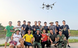 Drones deliver food to stranded drivers on central Vietnam pass amid landslides - Ảnh 6.