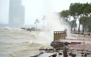 Da Nang residents move cars to higher ground as storm Fengshen nears- Ảnh 8.