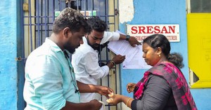 Safety lapses, weak oversight - How children die from Indian cough syrup- Ảnh 5.