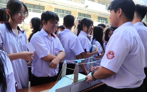 Học trò Trường Trung học Thực hành Đại học Sư phạm rủ nhau nhuộm hoa tặng thầy cô- Ảnh 3.