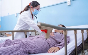 50 workers in Ho Chi Minh City suffer food poisoning symptoms after company lunch- Ảnh 2.