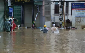 Bạn trẻ TP.HCM gom nhu yếu phẩm, tiếp sức Phú Yên giữa lũ dữ - Ảnh 4.