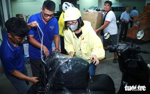 Người dân TP.HCM khẩn trương hỗ trợ nhu yếu phẩm cho miền Trung - Ảnh 10.