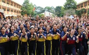 Đồng diễn võ nhạc Vovinam xác lập kỷ lục kép: lan tỏa tinh thần rèn luyện cho học sinh TP.HCM- Ảnh 7.