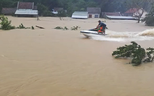 Drone saves man from capsized boat amid severe flooding in central Vietnam - Ảnh 3.