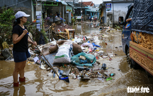 Villagers use duck-herding boats to save dozens from raging floodwaters in south-central Vietnam- Ảnh 4.