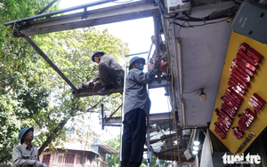 Hanoi police launch citywide crackdown on sidewalk, road encroachments - Ảnh 10.