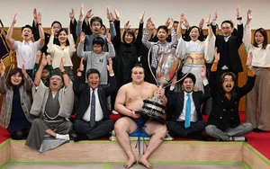 Man dies after injury in village wrestling festival in Hanoi - Ảnh 2.