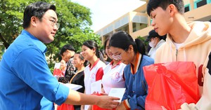 TP.HCM hỗ trợ dụng cụ học tập, áo trắng cho 46 trường học ở Khánh Hòa - Ảnh 2.