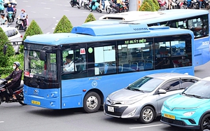 Ho Chi Minh City department proposes roadmap, incentives to switch from gasoline to green vehicles- Ảnh 2.