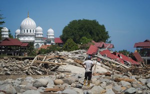 Indonesia revokes 28 firms' permits, says violations worsened flood impact - Ảnh 2.