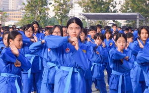 Hừng hực khí thế đồng diễn võ nhạc Vovinam tại các trường THPT ở TP.HCM- Ảnh 2.