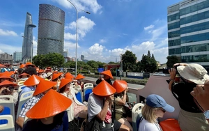 Ho Chi Minh City orders enforcement against double-decker buses violating traffic rules- Ảnh 2.