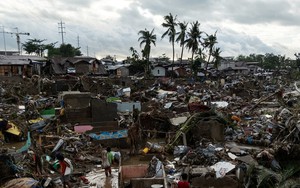 Death toll tops 100 as Philippines digs out after typhoon- Ảnh 3.