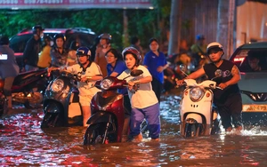 Triều cường đạt đỉnh, tuổi trẻ TP.HCM ra quân hỗ trợ người dân- Ảnh 10.