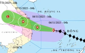 Ho Chi Minh City schools prepare for online learning as storm Kalmaegi nears- Ảnh 3.