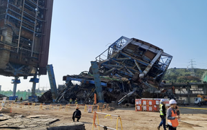 1 killed, 1 injured in scaffolding collapse at Ho Chi Minh City sports facility - Ảnh 5.