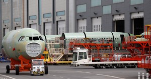 Airbus cuts 2025 delivery target after issues with top-selling jet - Ảnh 4.