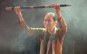 Thanh gươm và bà mẹ, lời thề trung thành với Tổ quốc - Ảnh 2.