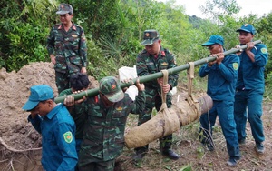 Unexploded cluster bomb found at elementary school in central Vietnam- Ảnh 3.