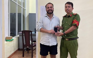 Vietnam police recover Lao tourist’s lost cash, papers in an hour - Ảnh 3.