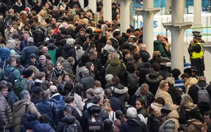Eurostar trains back with delays after power glitch sparks travel chaos - Ảnh 8.