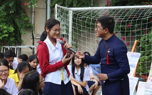 Học sinh Trường THPT Bùi Thị Xuân nhập vai... giáo viên- Ảnh 11.