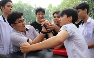 'Xé túi mù' những giờ ra chơi không điện thoại thú vị của teen Trường THPT Long Trường - Ảnh 17.