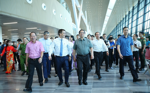 Tan Son Nhat Airport launches free terminal transfer shuttle bus- Ảnh 1.