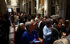 Prevost surprises as first US pope, takes name Leo XIV - Ảnh 5.
