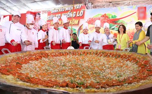 Rainy-season treat in central Vietnam: cricket-filled ‘banh xeo’- Ảnh 4.