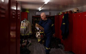 Firefighters battle wildfires on Greece's Chios island for second day - Ảnh 3.